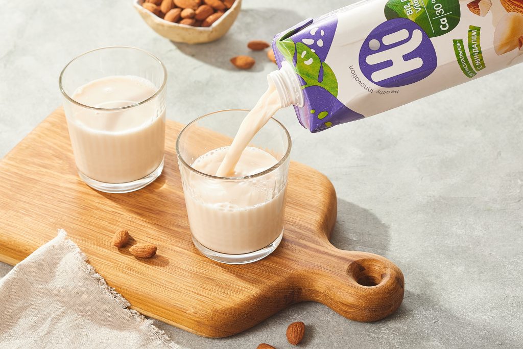 Сколько кальция содержится в растительном и обычном молоке